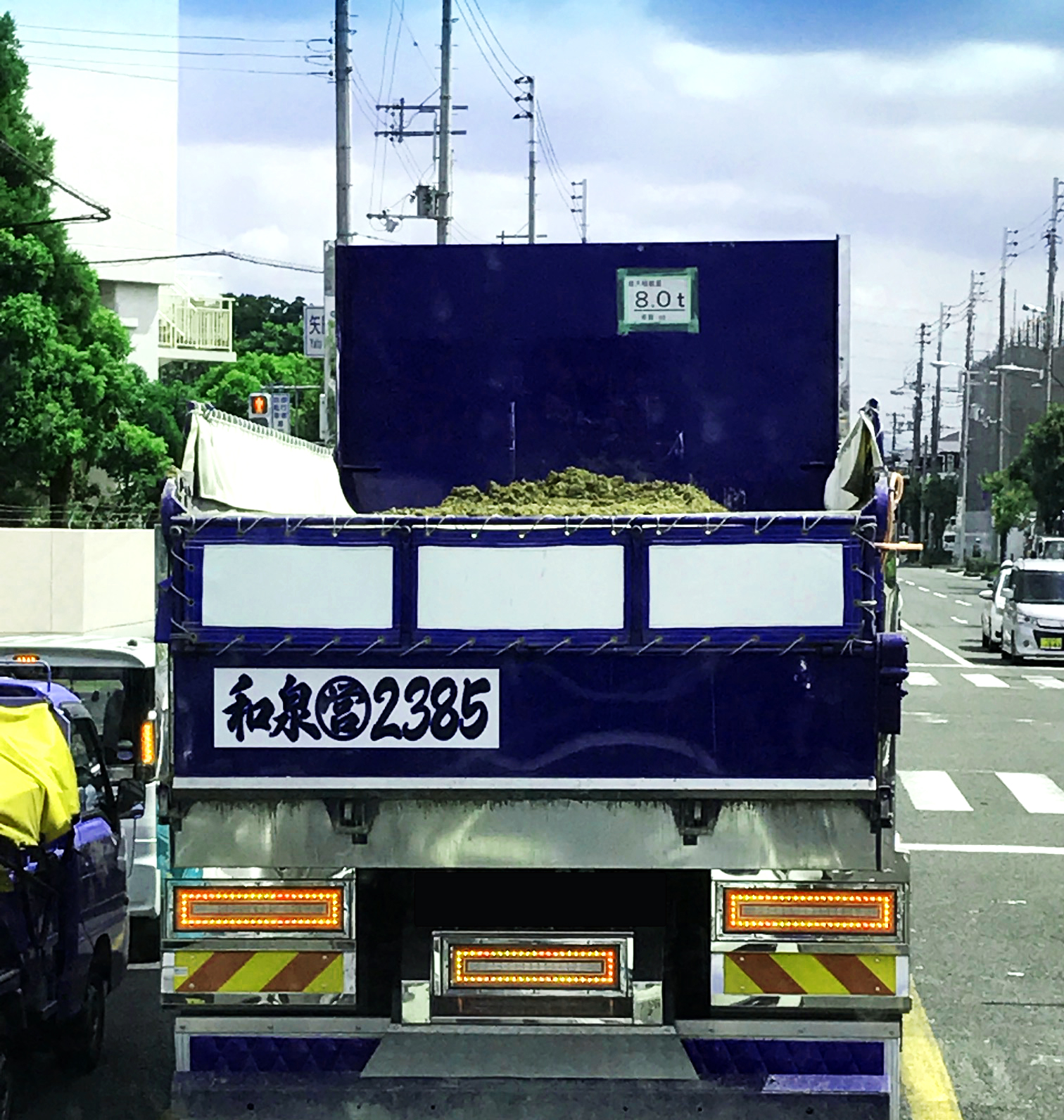 道路を走るトラック